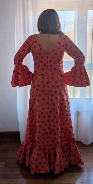 Traje de flamenca coral con lunares