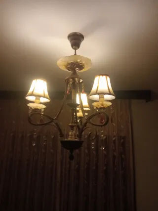 Lámpara colgante antigua de hierro con lágrimas .