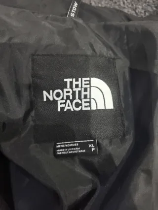 Chamarra The North Face café y negra