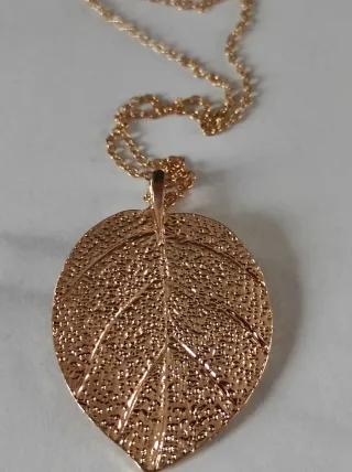 Collana con pendente foglia oro filigranata