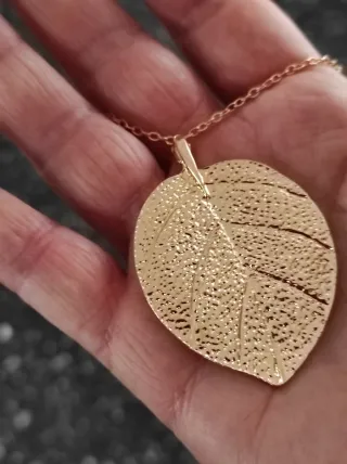 Collana con pendente foglia oro filigranata