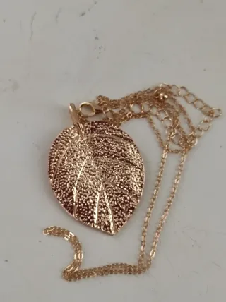 Collana con pendente foglia oro filigranata