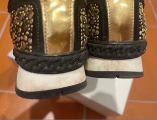 Sneakers pelle borchie oro e rame