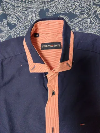 Camisa azul marino T7-8 con bandera bordada.