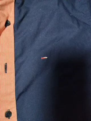 Camisa azul marino T7-8 con bandera bordada.