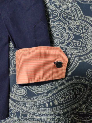 Camisa azul marino T7-8 con bandera bordada.