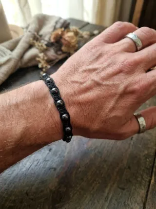 Braccialetti in macramè con pietre naturali