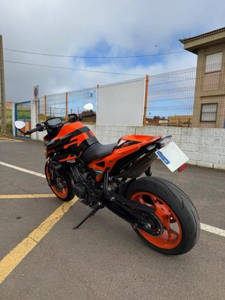 KTM 890 Duke GP 2023 con varios extras