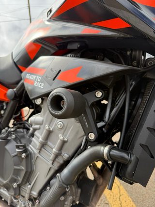 KTM 890 Duke GP 2023 con varios extras