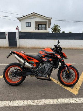 KTM 890 Duke GP 2023 con varios extras