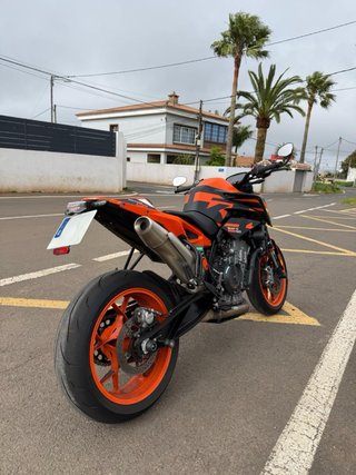 KTM 890 Duke GP 2023 con varios extras