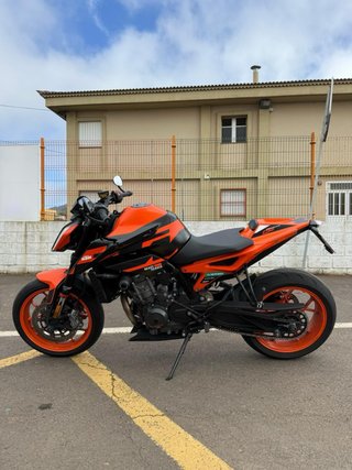 KTM 890 Duke GP 2023 con varios extras
