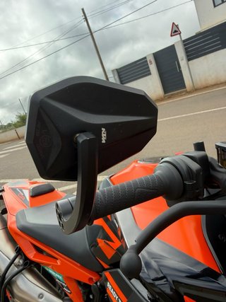 KTM 890 Duke GP 2023 con varios extras