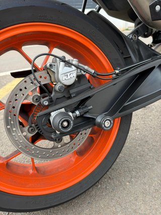 KTM 890 Duke GP 2023 con varios extras