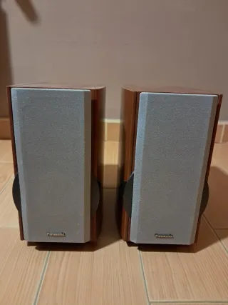 Subwoofer y altavoces beige/gris