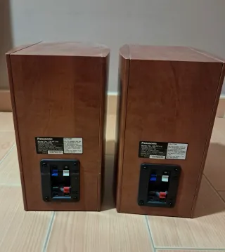 Subwoofer y altavoces beige/gris