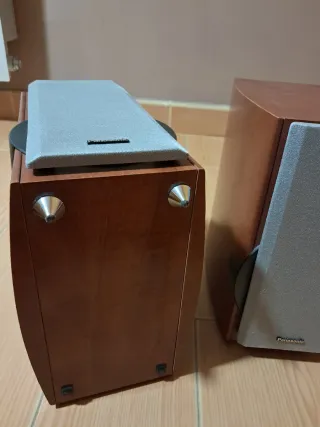 Subwoofer y altavoces beige/gris