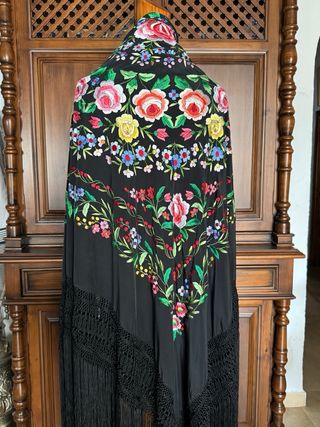 Manton de Manila bordado negro