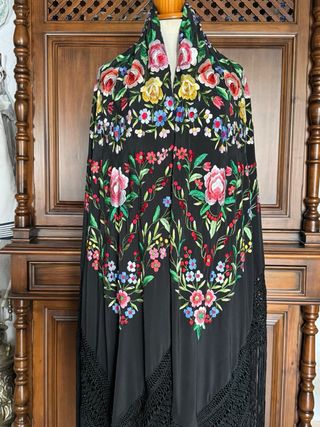 Manton de Manila bordado negro