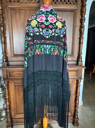 Manton de Manila bordado negro