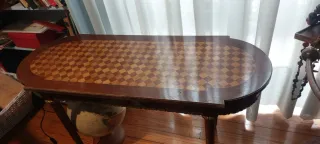 Mesa de madera con tablero ajedrez