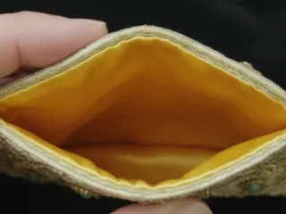 Bolso de mano Zardozi con pedrería de Jade