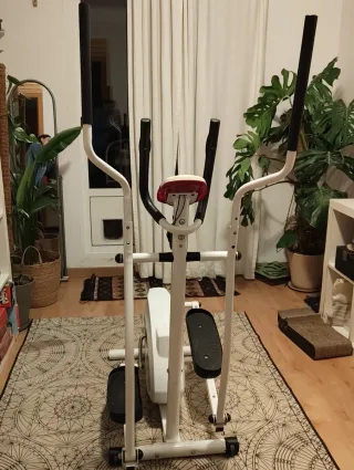 Bicicleta elíptica blanca y negra marca SPORT PLUS