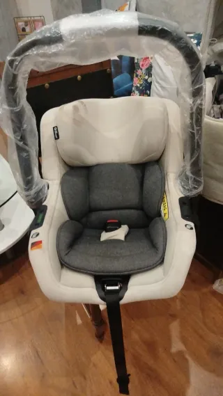 Silla de coche y capazo para bebé