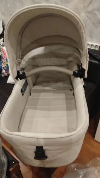 Silla de coche y capazo para bebé