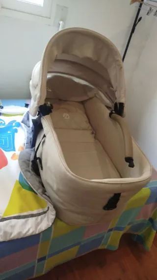 Silla de coche y capazo para bebé