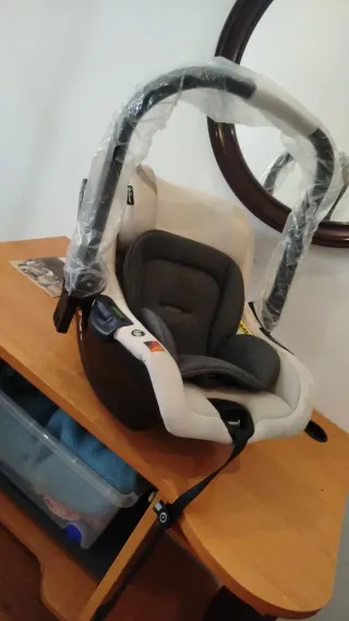 Silla de coche y capazo para bebé