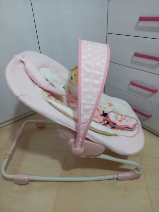 Hamaca bebé rosa con peluches