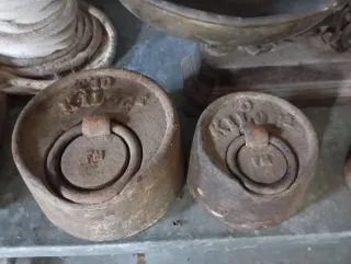 Balanza antigua de hierro con pesas