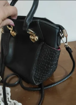 Borsa a tracolla nera con cuori dorati