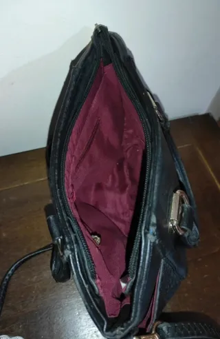 Borsa a tracolla nera con cuori dorati