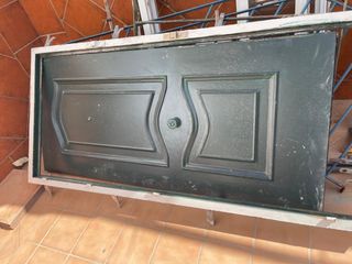 Puerta de calle verde con marco