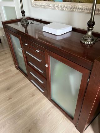 Aparador de madera y cristal