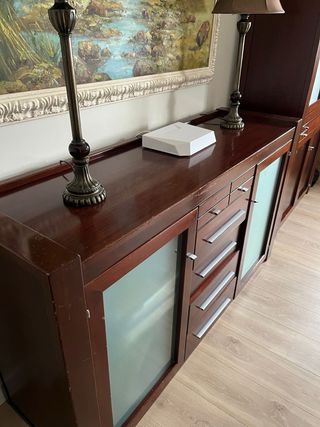 Aparador de madera y cristal