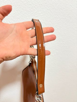 Bolso marrón efecto charol con cadena