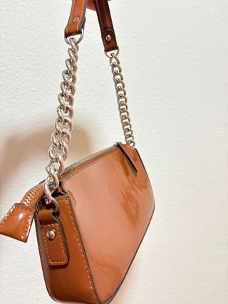 Bolso marrón efecto charol con cadena