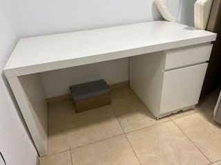 Escritorio blanco con cajones
