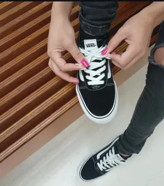 Zapatillas Vans originales.  nuevas en su caja