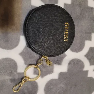 Monedero Guess redondo negro y dorado