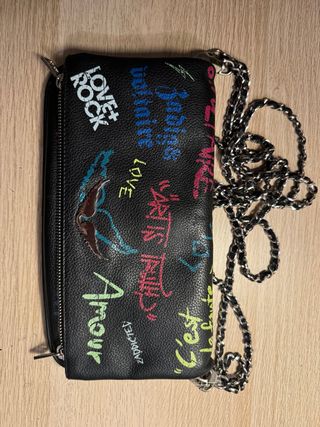 Bolso Negro con Cadena y Estampado
