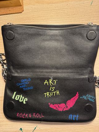 Bolso Negro con Cadena y Estampado