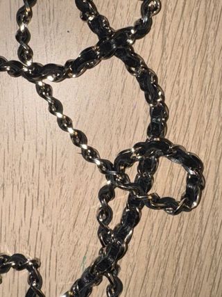 Bolso Negro con Cadena y Estampado