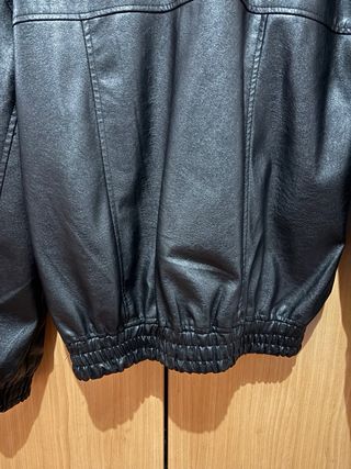 Chaqueta polipiel negra