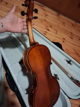 Violín 4/4 con estuche y arco