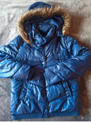 Chaqueta azul con capucha y pelo