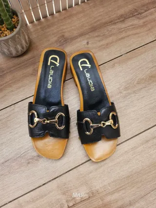 Zuecos Claudia Negros con Hebilla Dorada